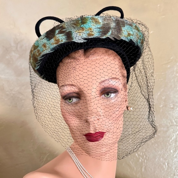ALLURING 1940s' BLACK FELT TILT HAT - POINTY CROWN/BRIM COVERED IN AQUA FEATHERS